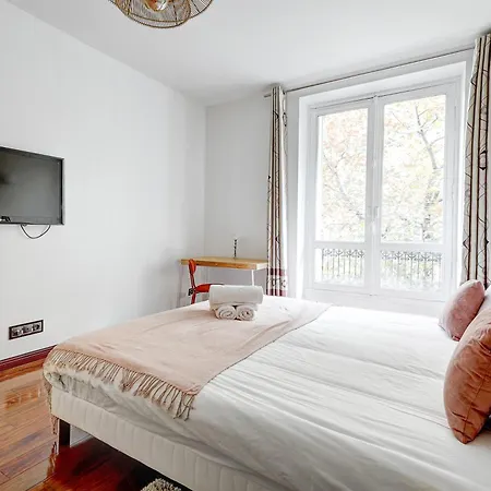 Appartement Haussmannienne De Luxe Au Coeur De 3eme *